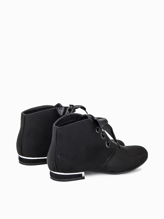 Black ankle boots fastened with ribbon lr072