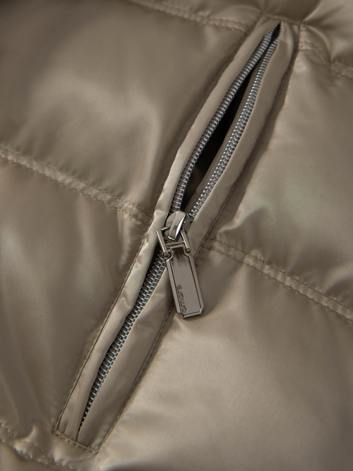 Pikowana męska kurtka z połyskiem i stójką – jasnopopielata V5 OM-JALP-0218