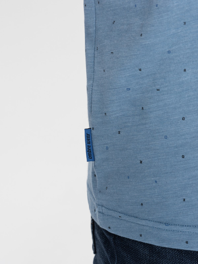 Męski t-shirt fullprint z kolorowymi literami - niebieski denim V4 OM-TSFP-0185