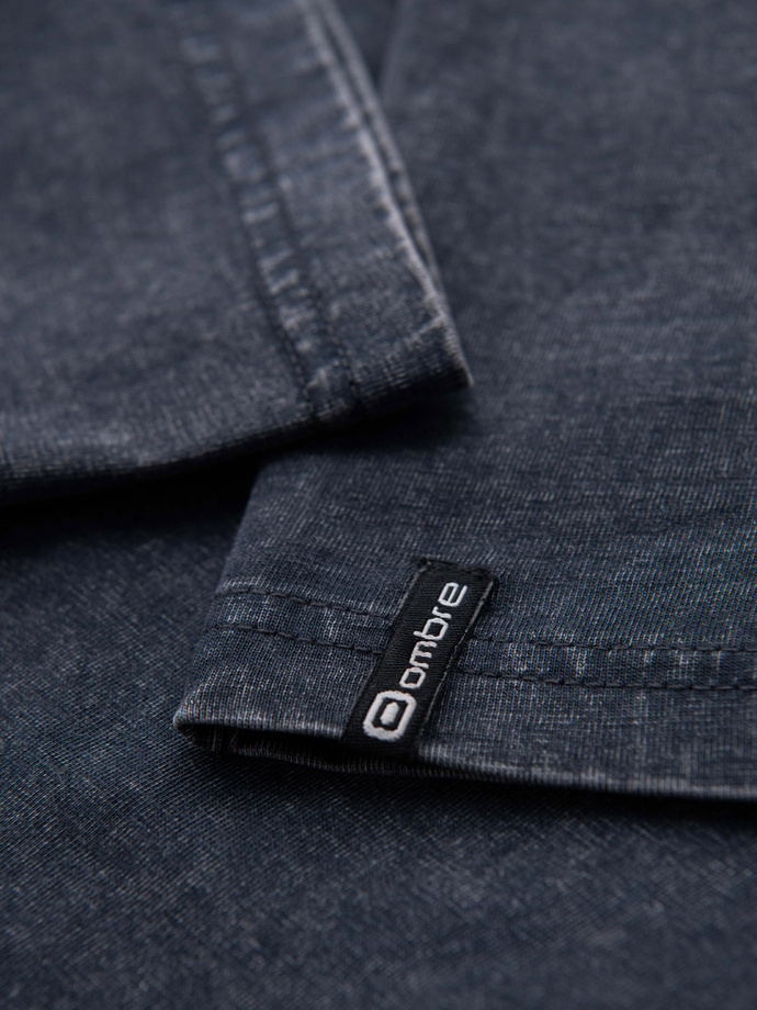 Męski t-shirt z efektem sprania i guzikami przy dekolcie – granatowy V2 OM-TSWT-0150