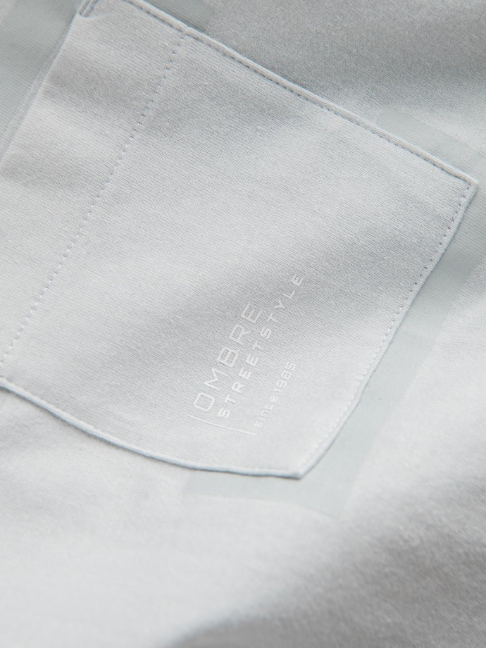 Bawełniany męski t-shirt z nadrukiem na kieszonce – jasnoszary V10 OM-TSPT-0154