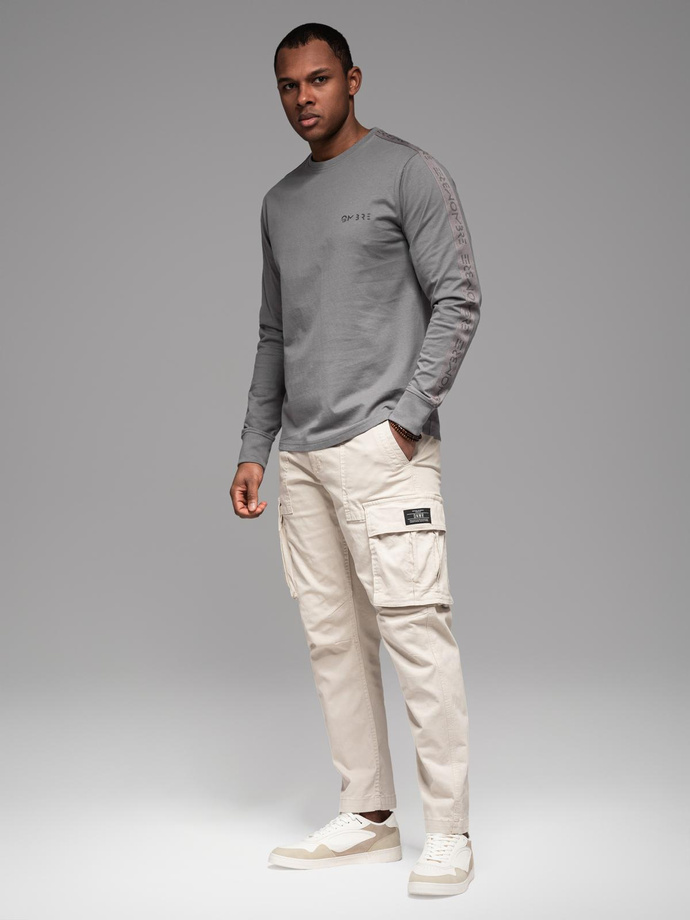 Męski bawełniany longsleeve U-neck z lampasami i nadrukiem na piersi – szary V5 OM-LSCL-0127