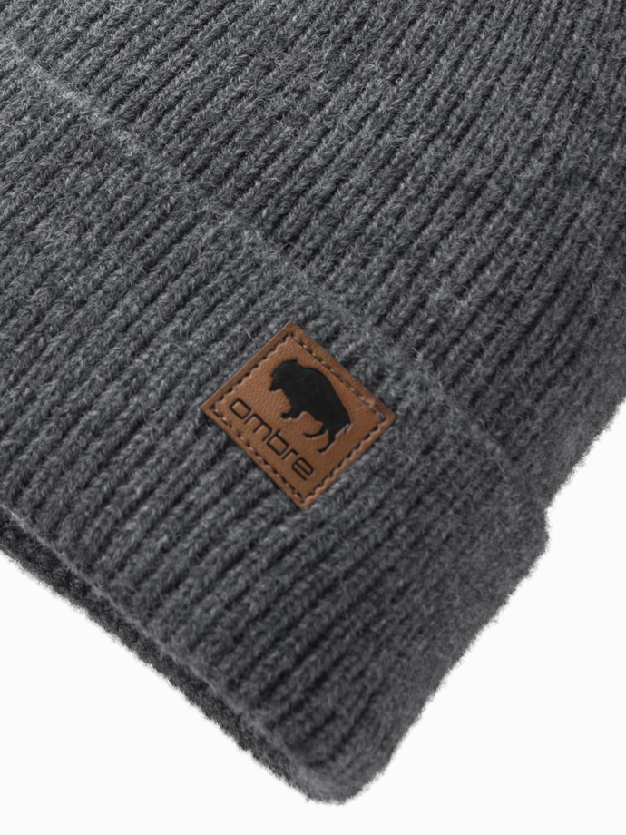 Męska dzianinowa czapka beanie z naszywką – szary melanż V2 OM-ACWH-0123