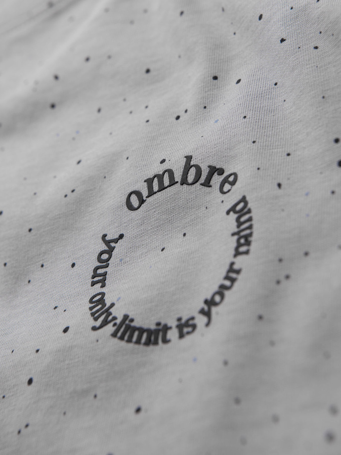 T-shirt męski bawełniany z nadrukiem i okrągłym dekoltem – jasnoszary V8 OM-TSFP-0186