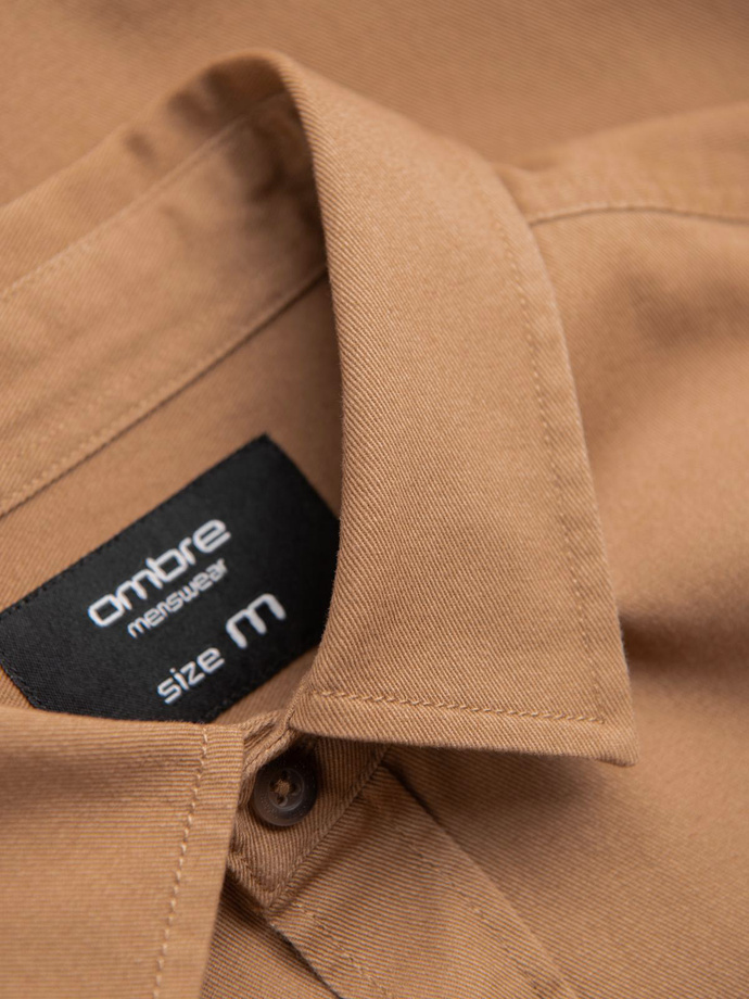 Męska bawełniana koszula REGULAR FIT z kieszeniami zapinanymi na guziki - camel V2 OM-SHCS-0146