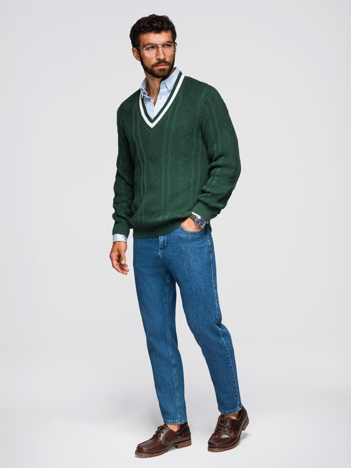 Sweter męski o splocie warkoczowym z dekoltem w serek - zielony V3 OM-SWSW-0151