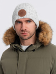 Czapka beanie męska z okrągłą tłoczoną naszywką – złamana biel V3 OM-ACWH-0121