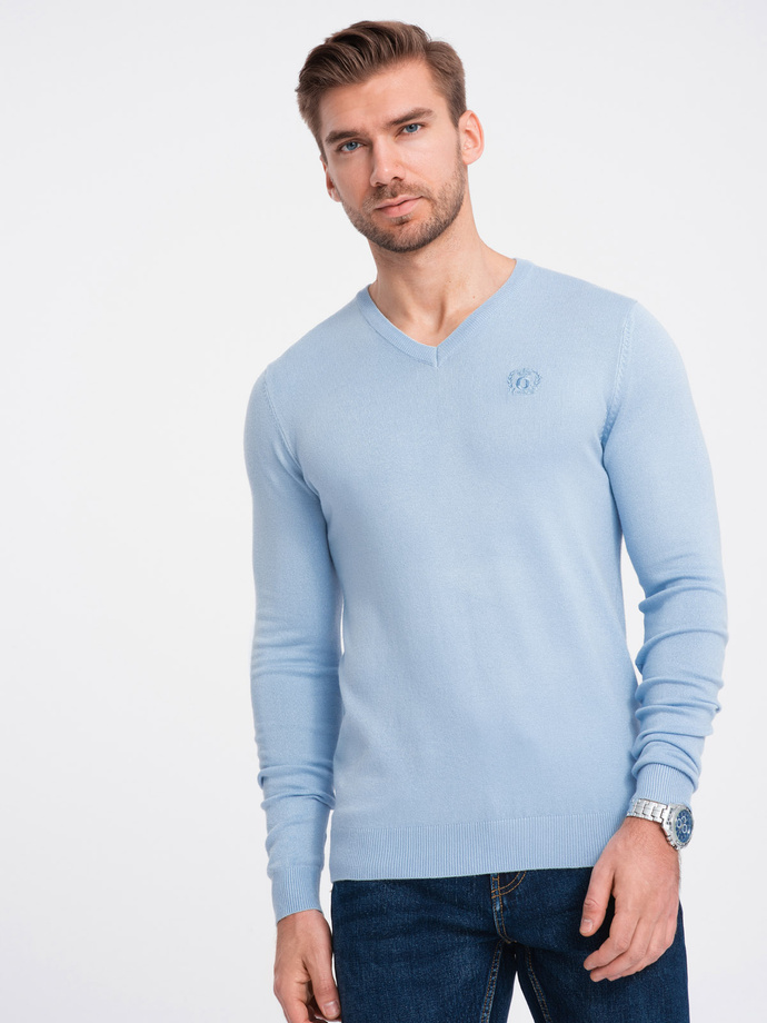 Elegancki męski sweter V-neck BASIC z wiskozą –jasnoniebieski V10 OM-SWBS-0107