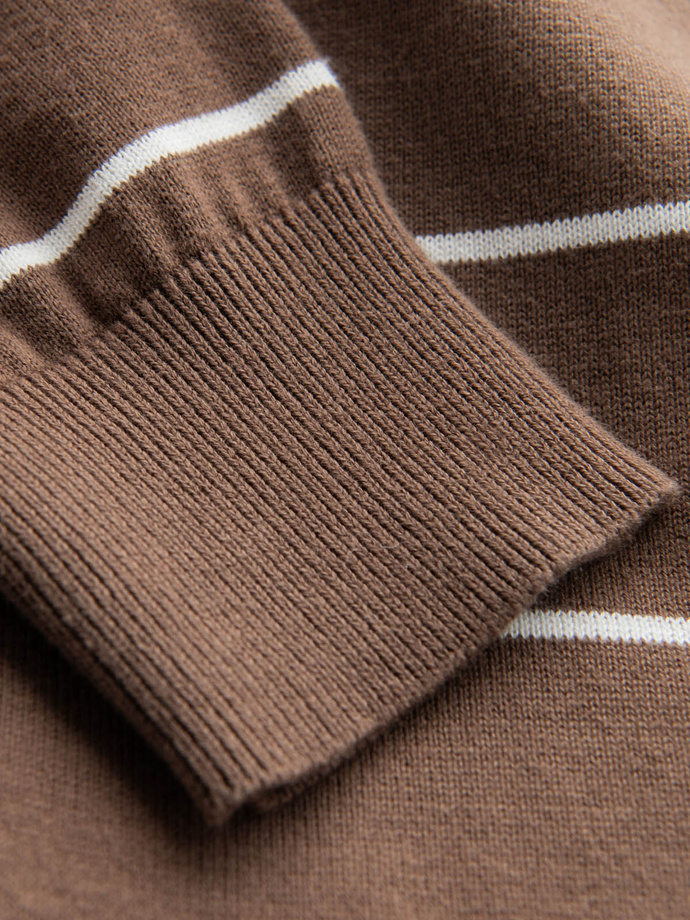 Męski sweter casualowy w poziome paski – brązowy V3 OM-SWSW-0143