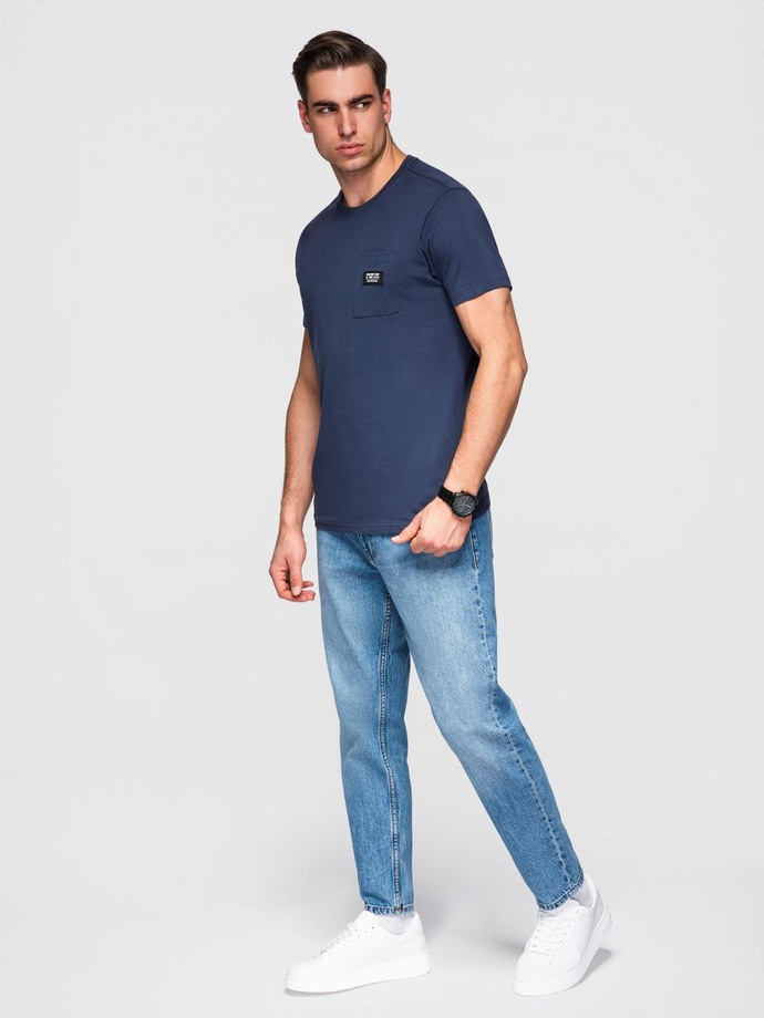 Casualowy t-shirt męski z naszywką na kieszeni – granatowy V10 OM-TSCT-0109