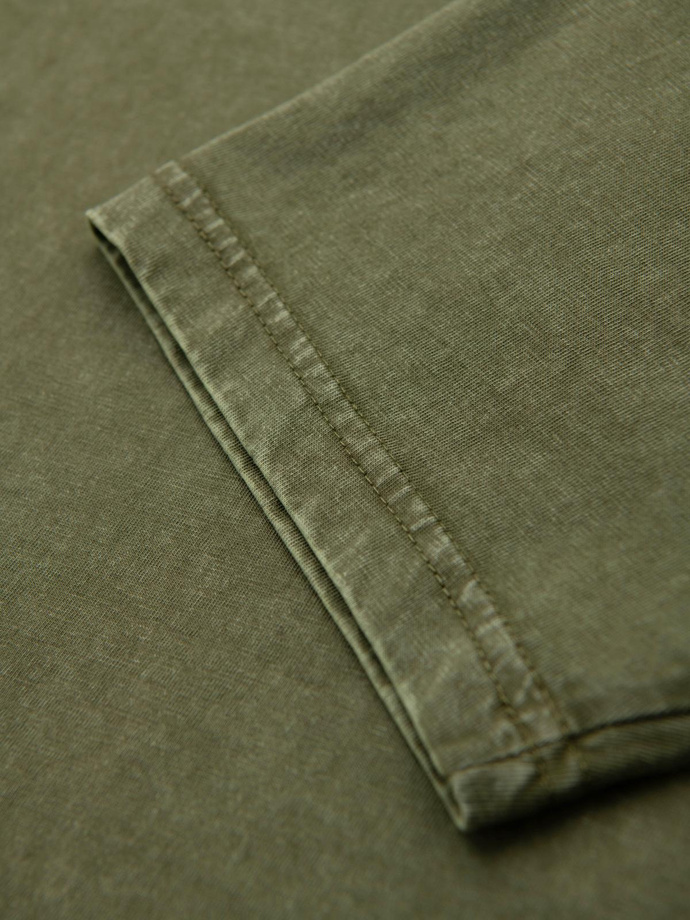 Męski t-shirt z efektem sprania i guzikami przy dekolcie – oliwkowy V4 OM-TSWT-0150