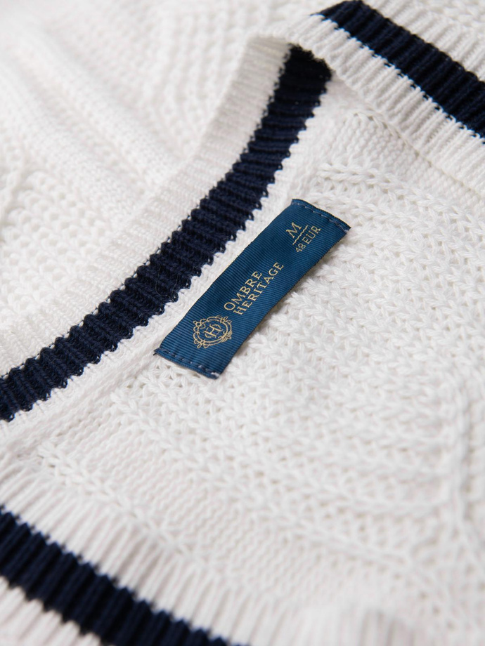 Sweter męski o splocie warkoczowym z dekoltem w serek - biały V1 OM-SWSW-0151