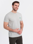 Męski bawełniany t-shirt z zieloną naszywką na piersi – jasnoszary V2 OM-TSCT-0151