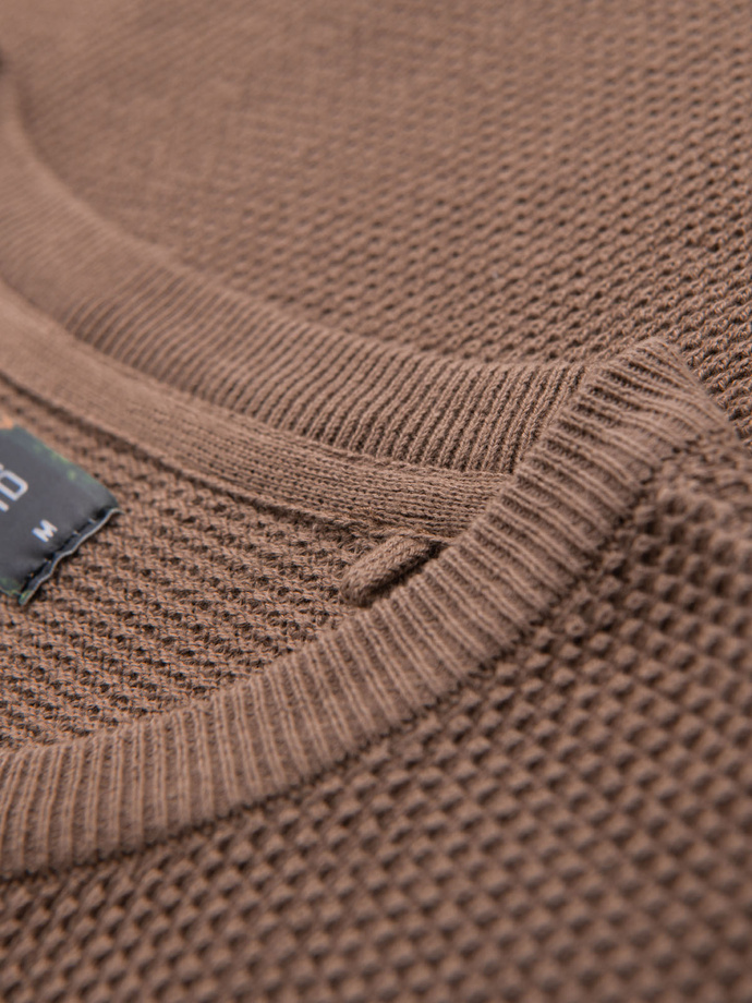 Koszulka męska dzianinowa z delikatną drobną strukturą -  jasnobrązowa V2 OM-TSCT-0244
