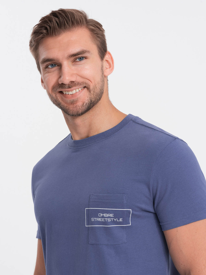 T-shirt męski bawełniany z nadrukiem na kieszonce - niebieski V9 S1742