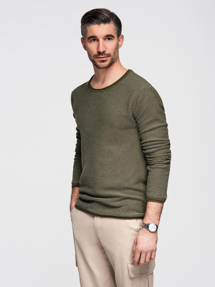 Dzianinowy męski sweter w strukturalne kropki – oliwkowy V2 OM-SWSW-0118