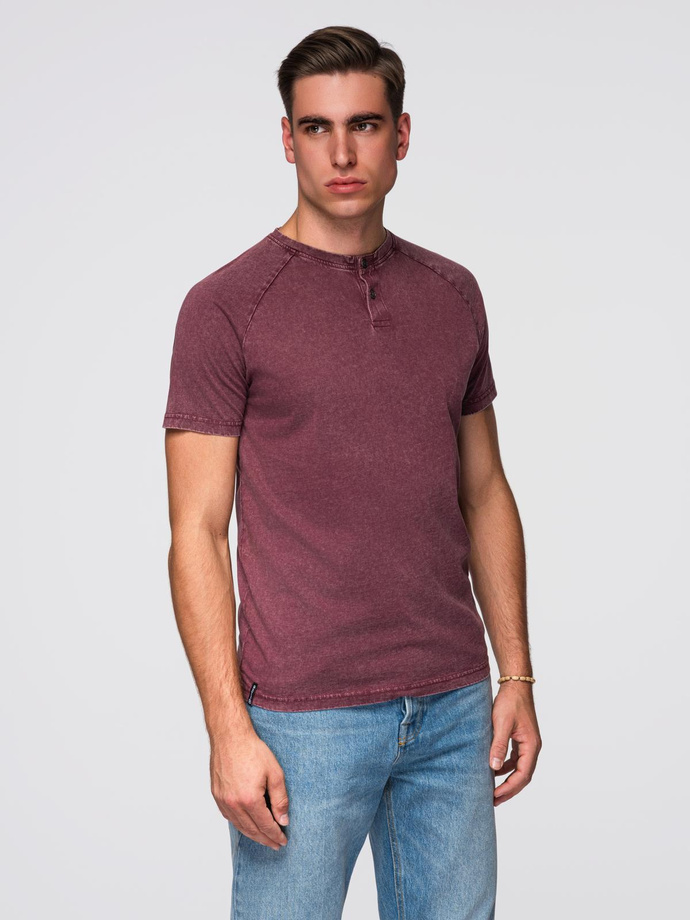 T-shirt męski z efektem sprania i guzikami przy dekolcie – burgundowy V3 OM-TSWT-0150