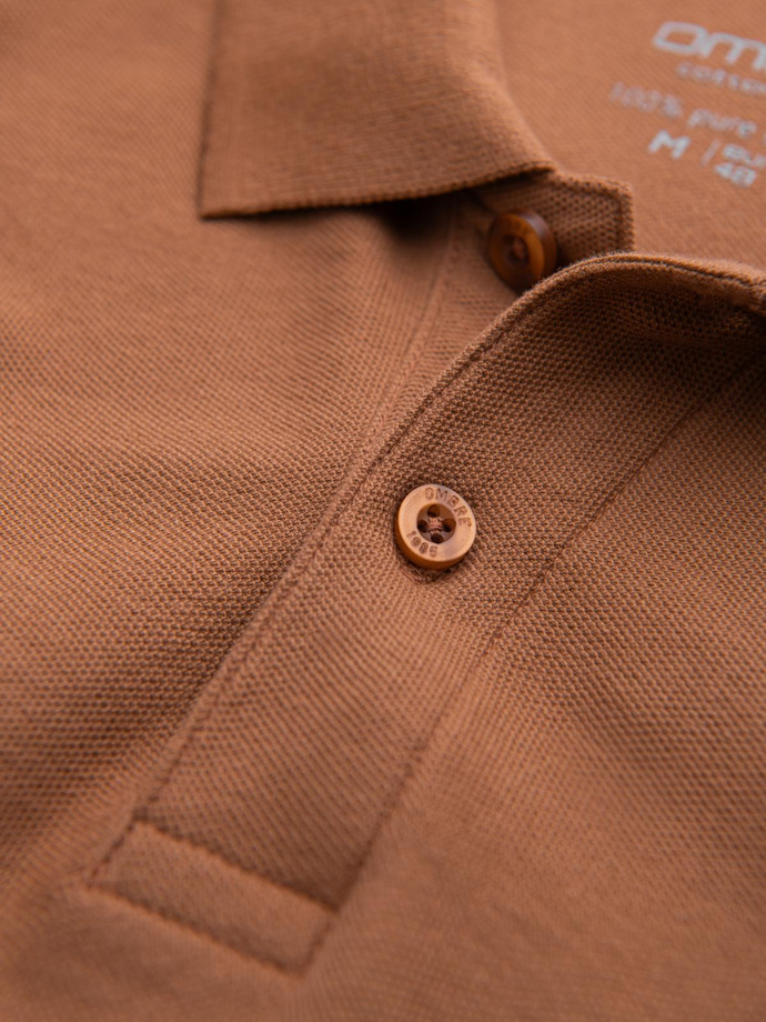 Męska koszulka polo jednokolorowa BASIC z dzianiny pique - brązowa V23 OM-POBS-0100