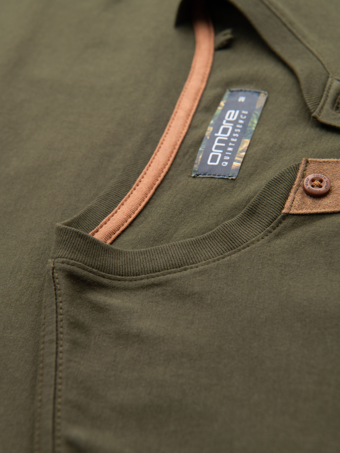 T-shirt męski z dekoltem na guziki i zamszowym wykończeniem – ciemnooliwkowy V5 OM-TSCT-0206