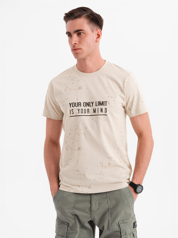 T-shirt męski z nadrukiem i okrągłym dekoltem – kremowy V2 OM-TSFP-0187