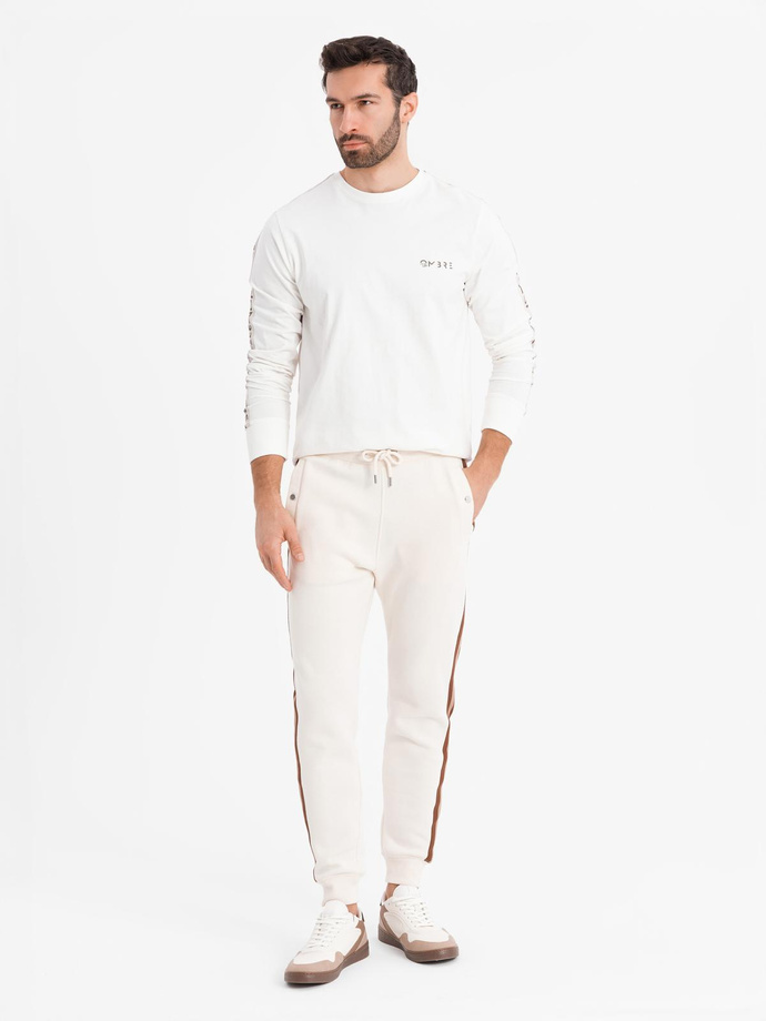 Bawełniany męski longsleeve U-neck z lampasami i nadrukiem na piersi – złamana biel V3 OM-LSCL-0127