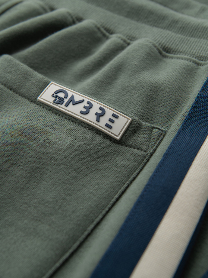 Męskie dresowe spodnie z lampasami i ściągaczami na nogawkach – oliwkowe V2 OM-PASK-0258