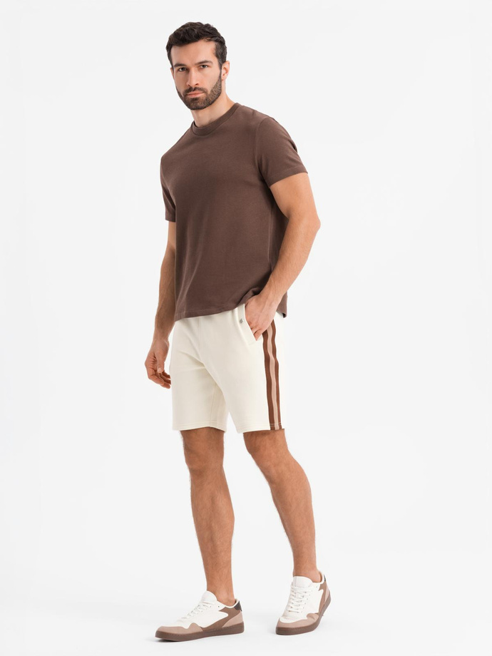 Dresowe męskie szorty z lampasami i ściągaczem w pasie – kremowe V3 OM-SRSK-0156