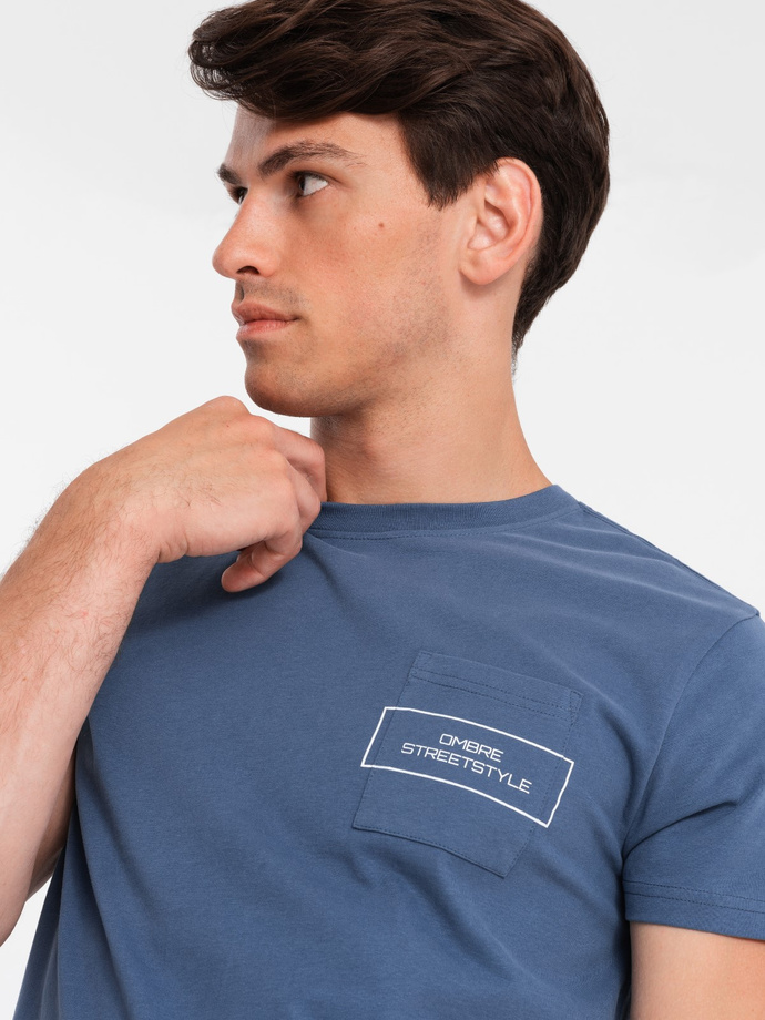 Bawełniany męski t-shirt z nadrukiem na kieszonce Ombre Streetstyle – indygo V9 OM-TSCT-0108