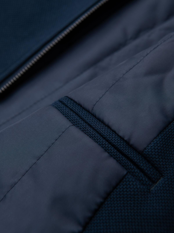 Dopasowany strukturalny płaszcz męski z wysokim kołnierzem – granatowy V2 OM-COWC-0136