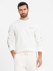 Bawełniany męski longsleeve U-neck z lampasami i nadrukiem na piersi – złamana biel V3 OM-LSCL-0127
