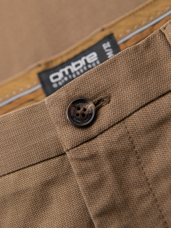 Męskie spodnie chino REGULAR FIT z delikatną strukturą – ciemnobeżowe V2  OM-PACP-0184