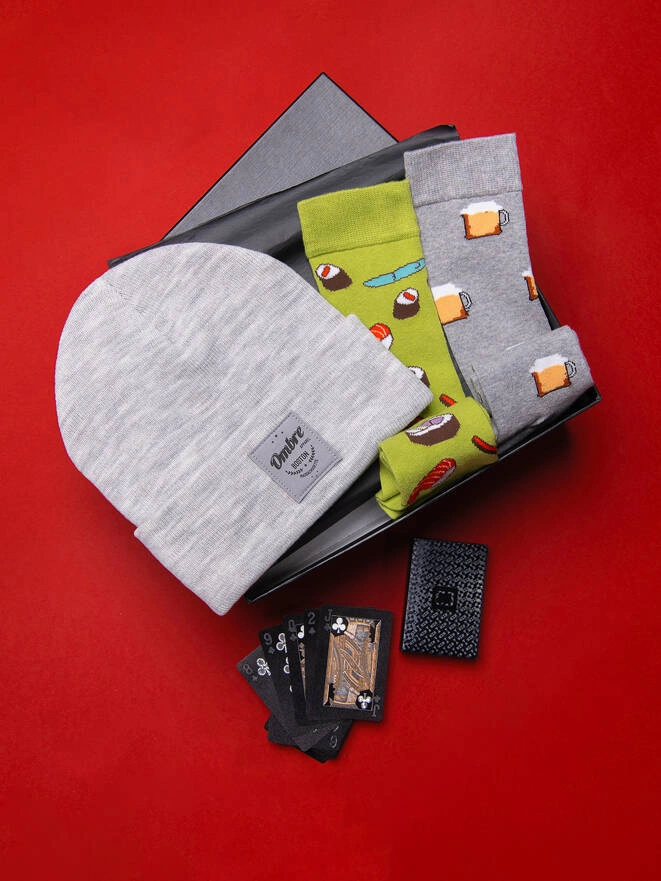 Gift set for him - gray/melange hat + 2-pack of patterned socks + Z64 playing cards