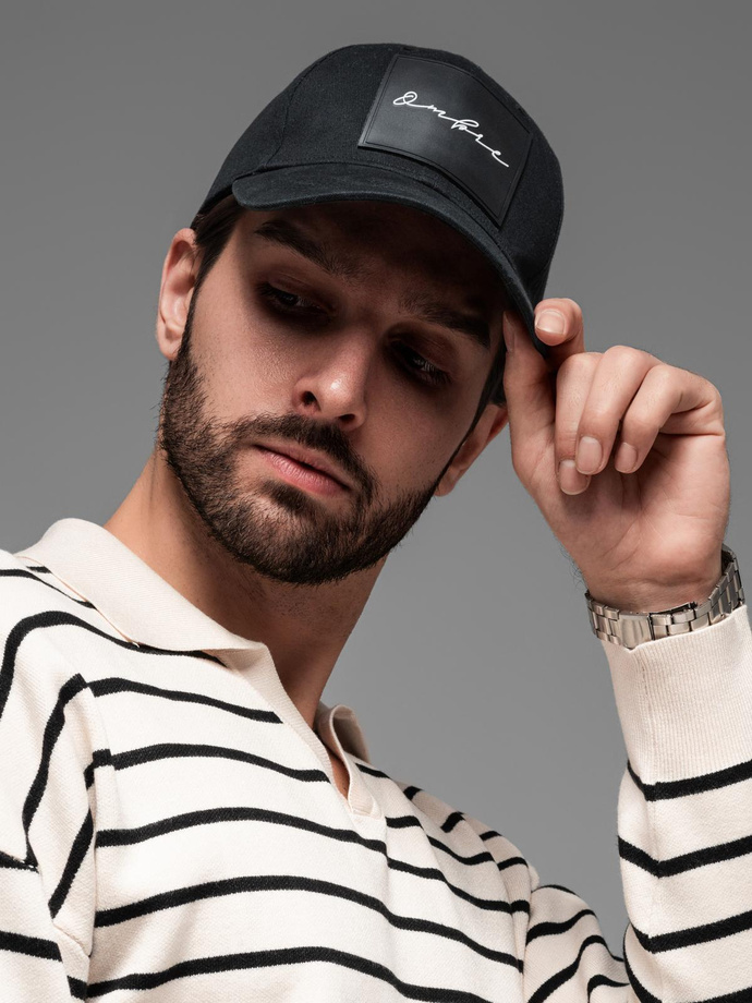 Czapka męska bejsbolówka z daszkiem i dużą naszywką – czarna V1 OM-ACCS-0101