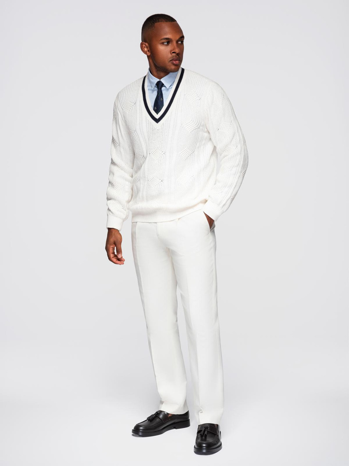 Sweter męski o splocie warkoczowym z dekoltem w serek - biały V1 OM-SWSW-0151