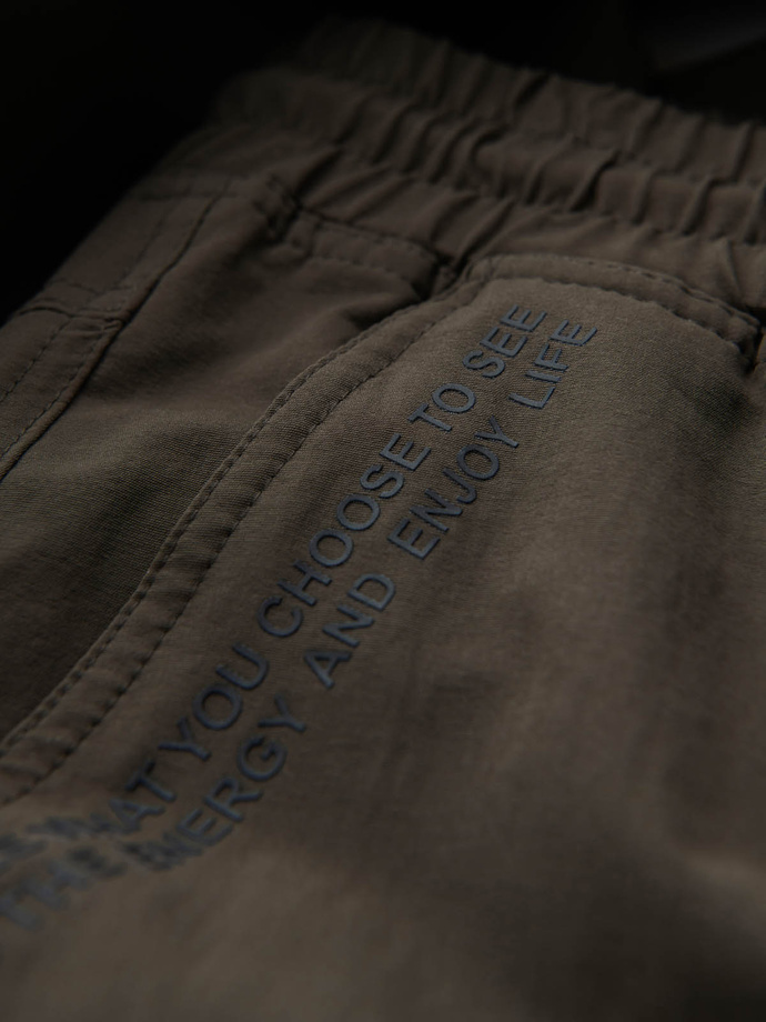 Męskie spodnie joggery z kieszeniami cargo i printem – ciemnooliwkowe V5 OM-PAJO-0200