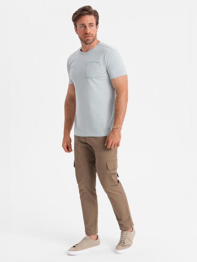 Bawełniany męski t-shirt z nadrukiem na kieszonce – jasnoszary V10 OM-TSPT-0154