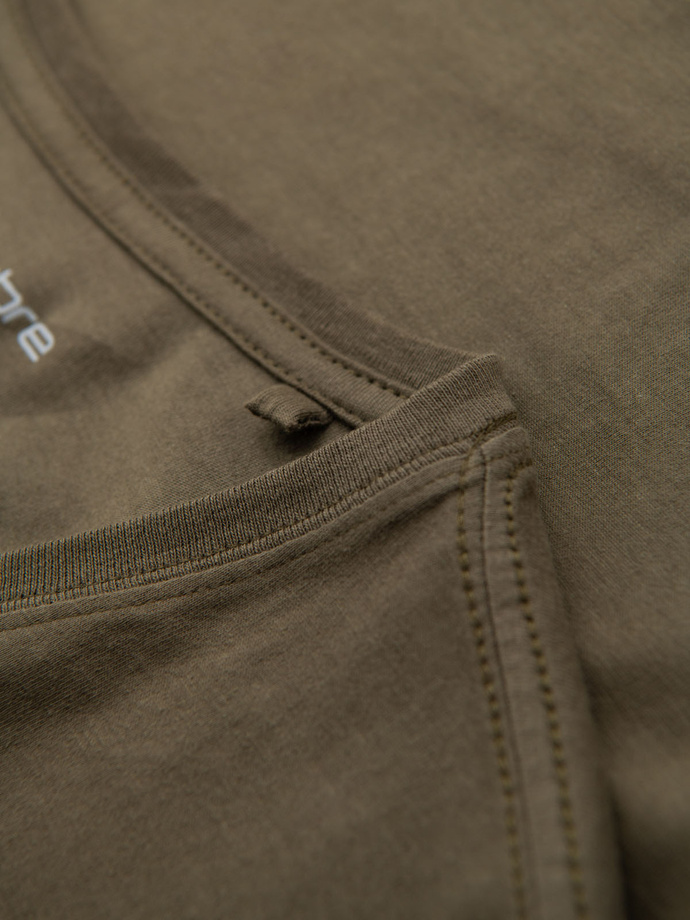 Męska klasyczna bawełniana koszulka z dekoltem w serek BASIC – ciemnooliwkowa V6 OM-TSBS-0237