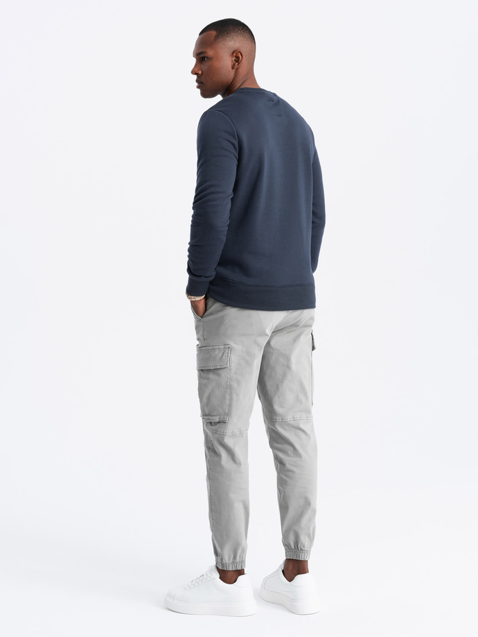 Klasyczna bluza dresowa męska z napisem – granatowa V3 OM-SSPS-0181