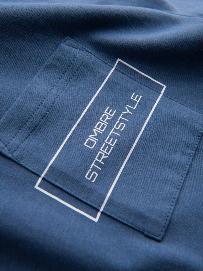 Bawełniany męski t-shirt z nadrukiem na kieszonce Ombre Streetstyle – indygo V9 OM-TSCT-0108
