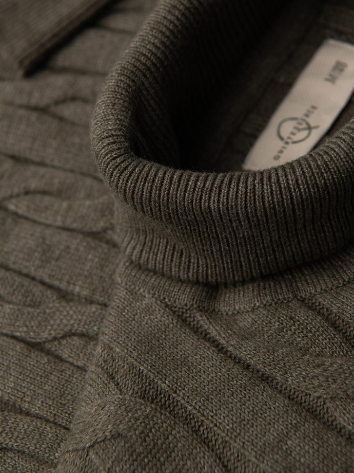 Sweter męski golf z warkoczowym splotem – oliwkowy V2 OM-SWTN-0157