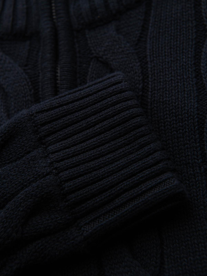 Męski sweter o warkoczowym splocie z golfem zapinanym na zamek – czarny V2 OM-SWZS-0138