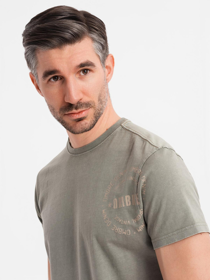 Bawełniana męska koszulka z nadrukiem w militarnym stylu – jasnooliwkowa V2 OM-TSWT-0202