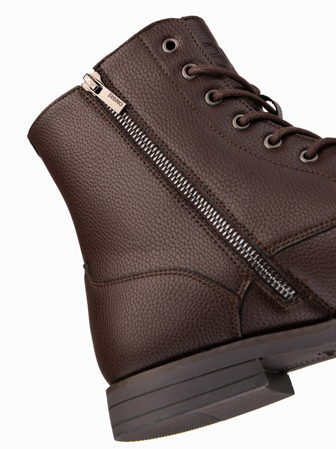 Buty męskie z ekoskóry z ocieplaną wysoką cholewką – ciemnobrązowe V2 OM-FOBO-0172 (BROWN)