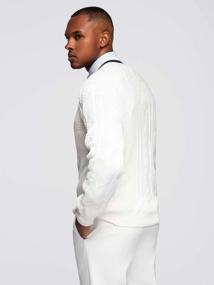 Sweter męski o splocie warkoczowym z dekoltem w serek - biały V1 OM-SWSW-0151