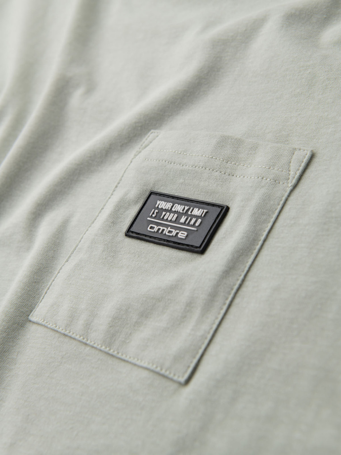 Casualowy męski t-shirt z naszywką na kieszeni – jasnoszary V2 OM-TSCT-0109