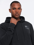 Męska bluza kangurka z kapturem i logotypem – czarna V1 OM-SSNZ-0162