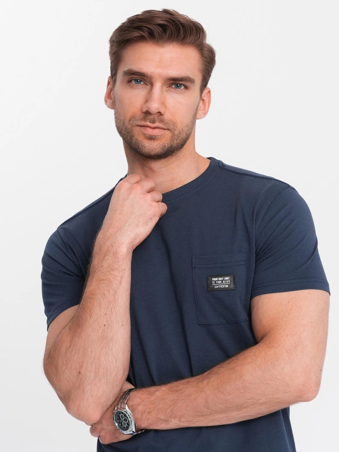 Casualowy t-shirt męski z naszywką na kieszeni – granatowy V10 OM-TSCT-0109