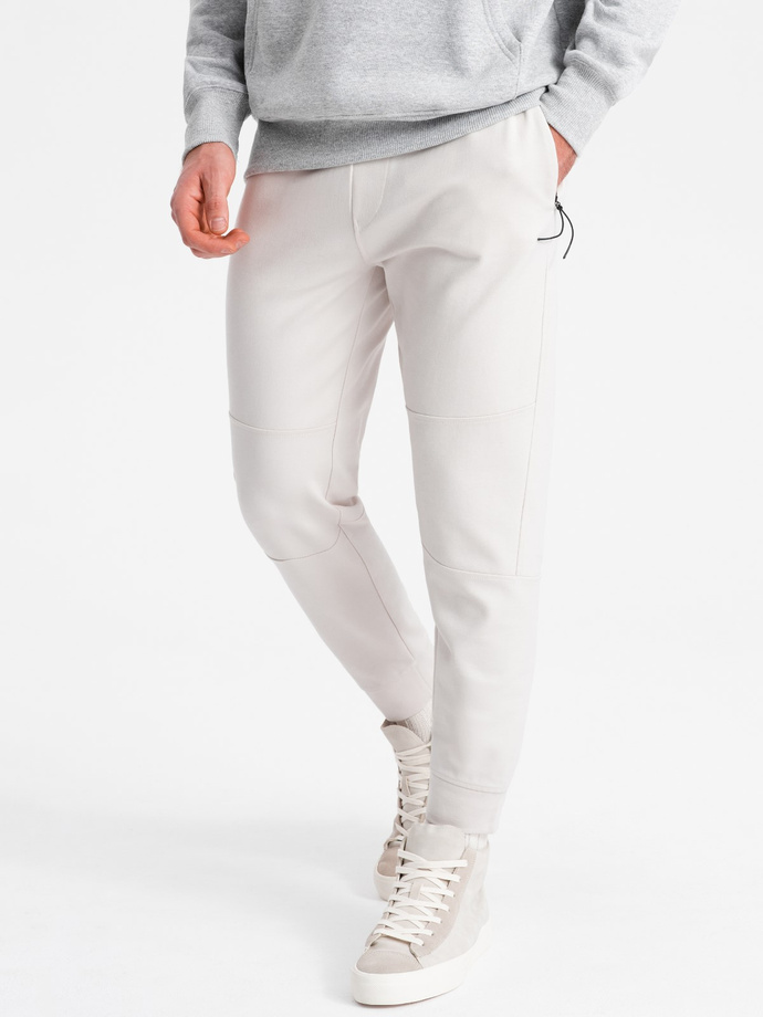 Męskie dresowe spodnie joggery na gumce z przeszyciami – białe V4 OM-PASK-0142