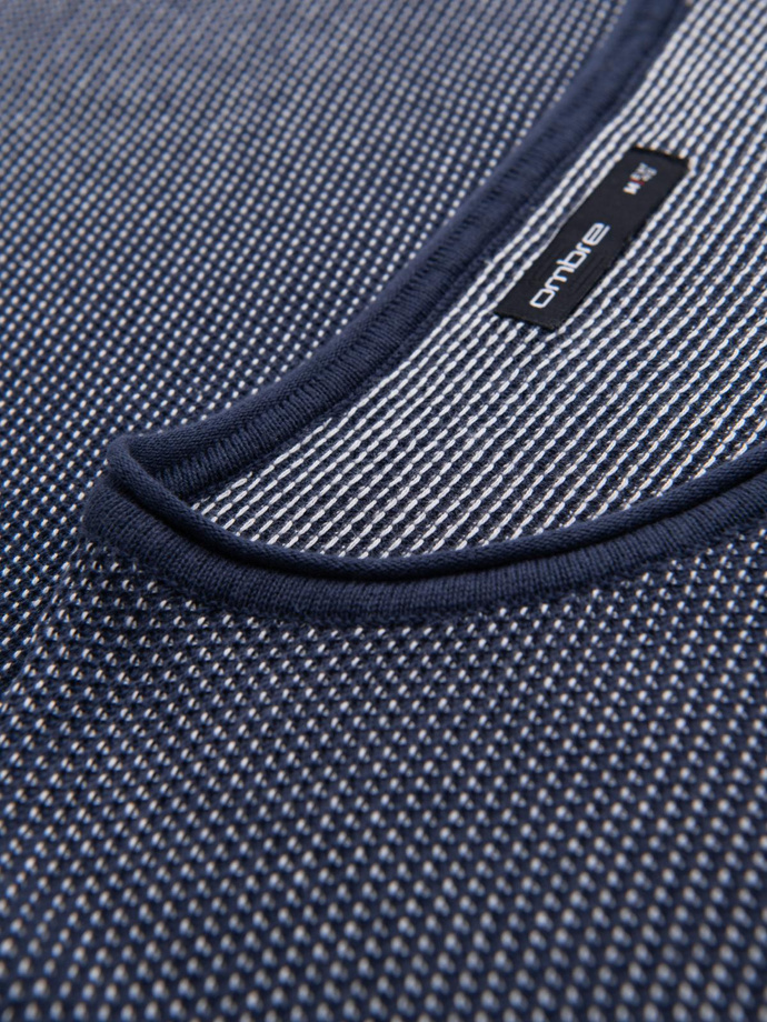 Męski dzianinowy sweter w strukturalne kropki – granatowy V1 OM-SWSW-0118