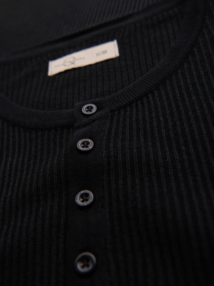 T-shirt męski dzianinowy z guzikami przy dekolcie – czarny V2 OM-TSCT-0254